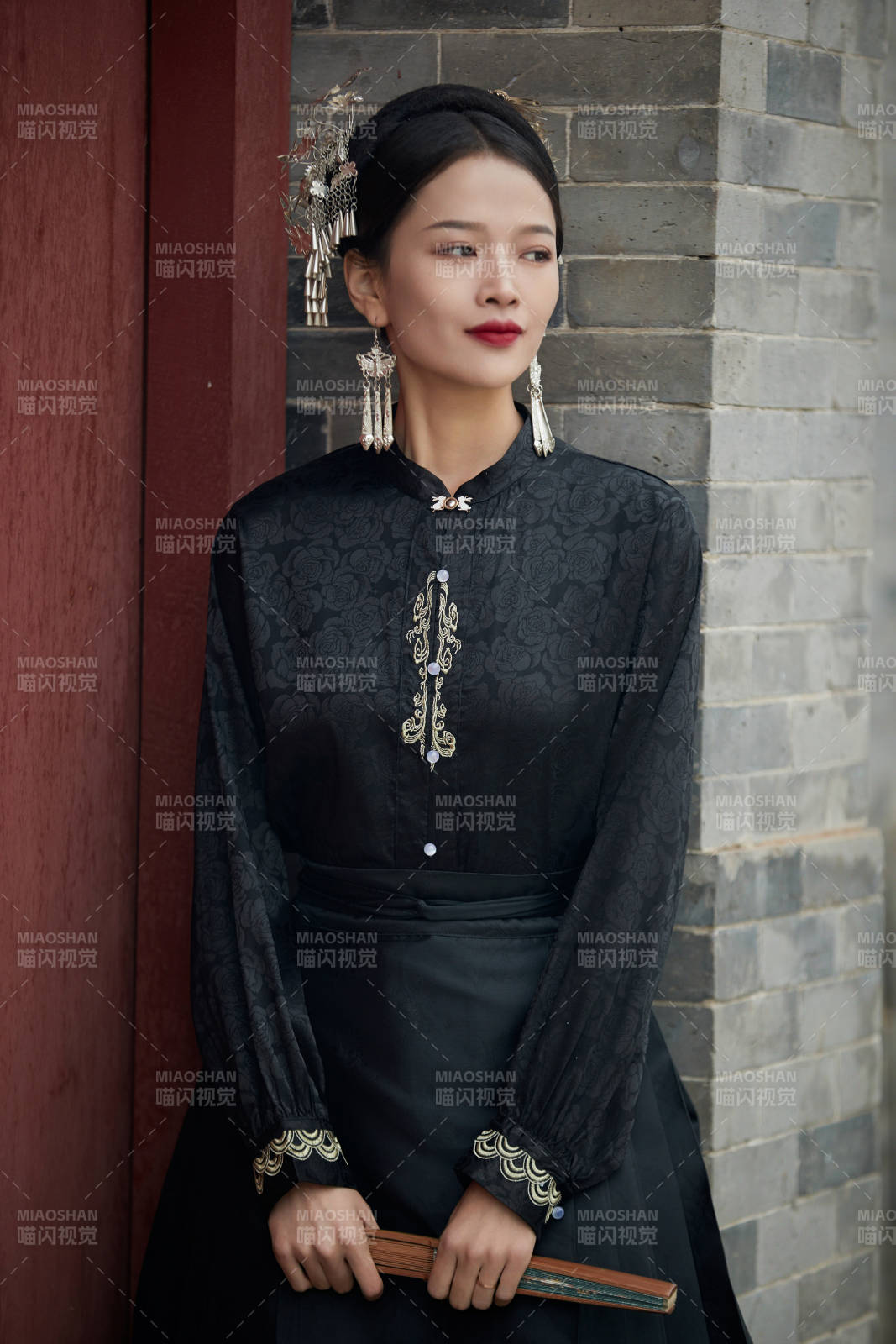 穿着中国汉族服饰马面裙的东方女性图片