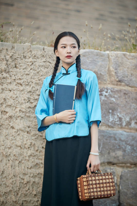 在古城身穿民国学生服饰的女大学生图片