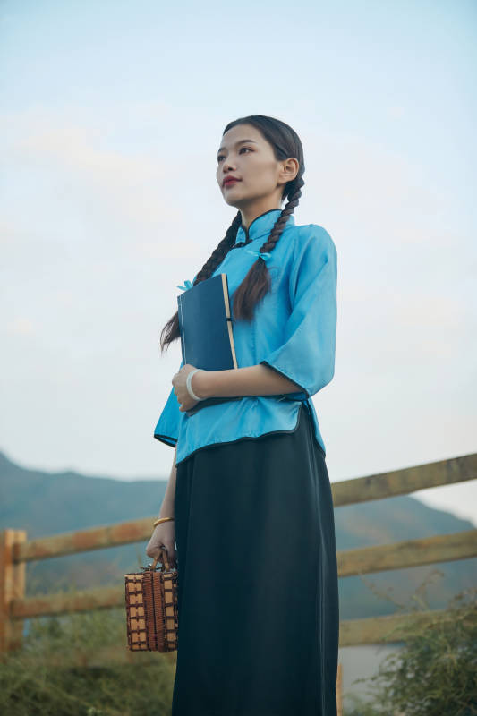 在古城身穿民国学生服饰的女大学生图片