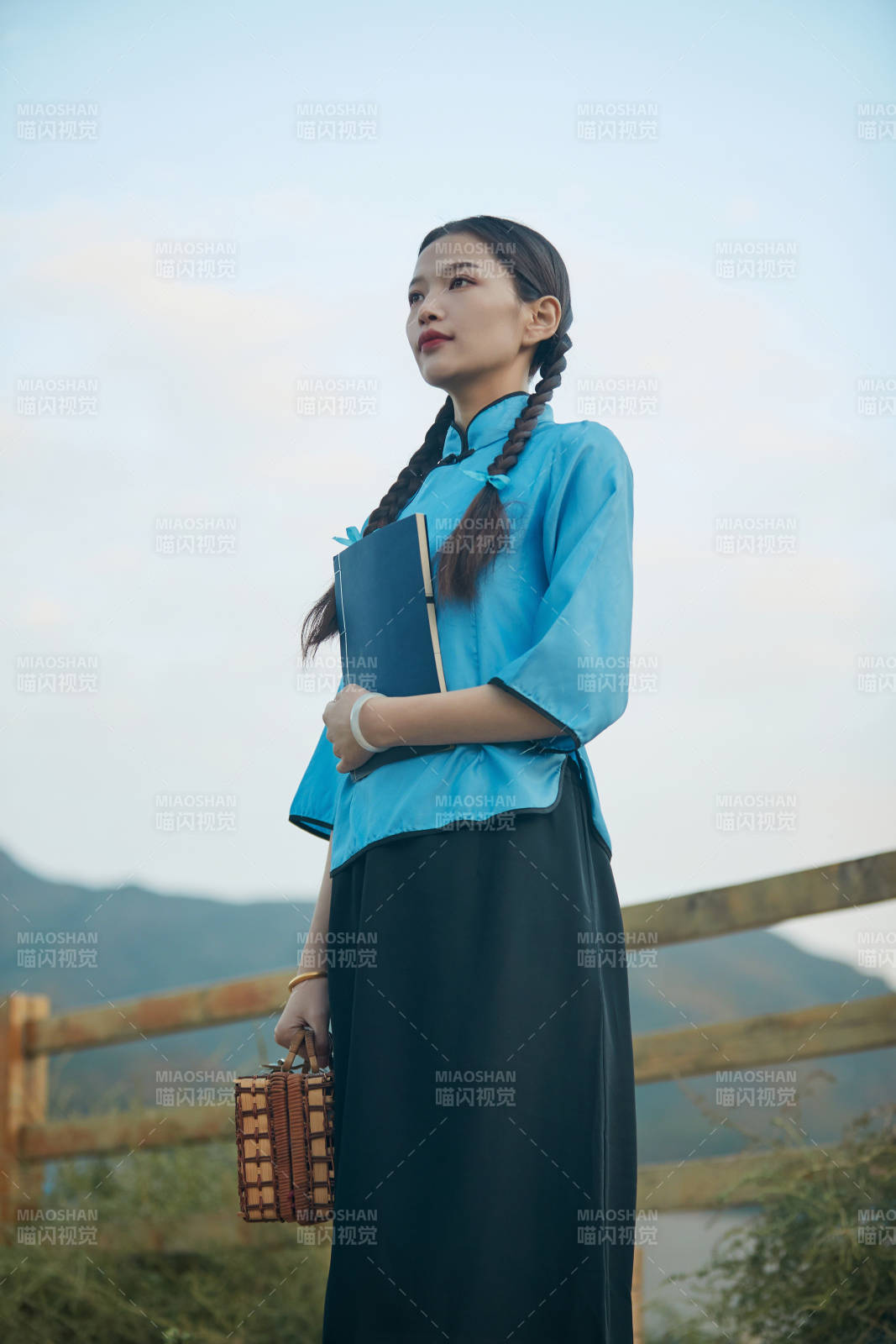 在古城身穿民国学生服饰的女大学生图片