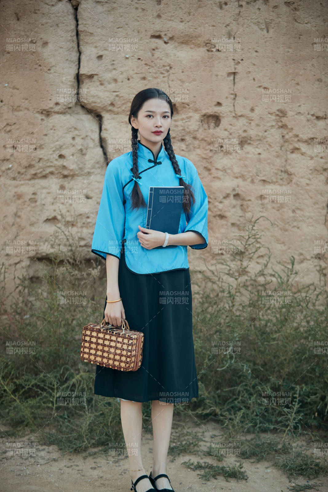 在古城身穿民国学生服饰的女大学生图片