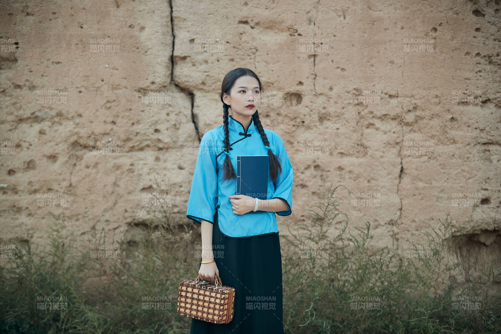 在古城身穿民国学生服饰的女大学生图片