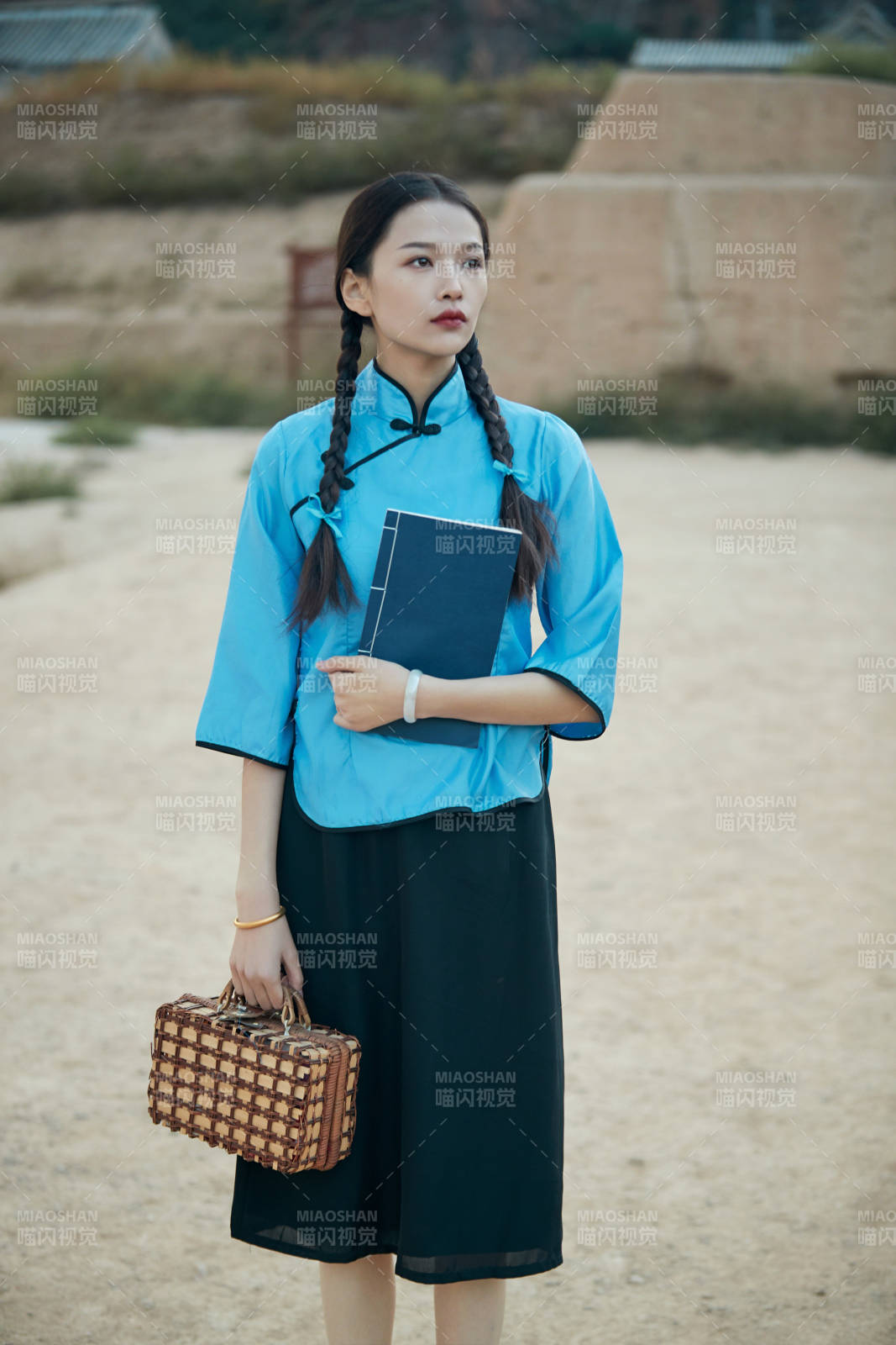 在古城身穿民国学生服饰的女大学生图片