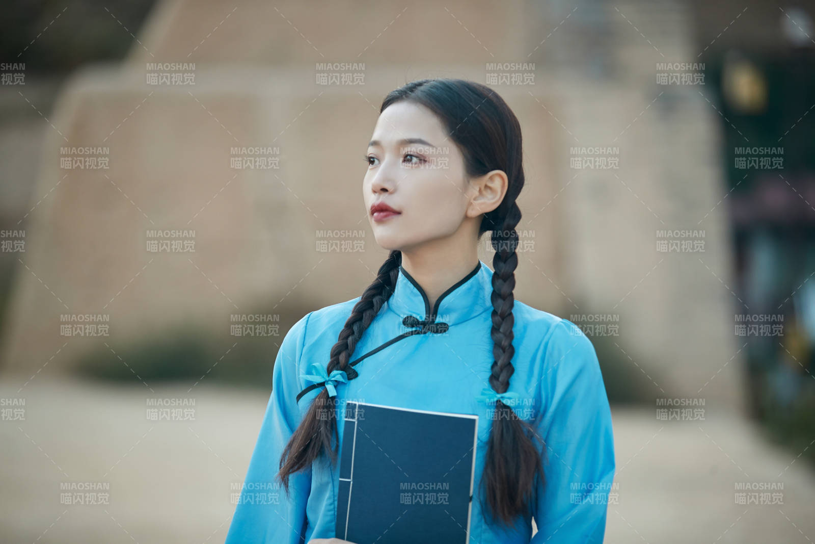 在古城身穿民国学生服饰的女大学生图片