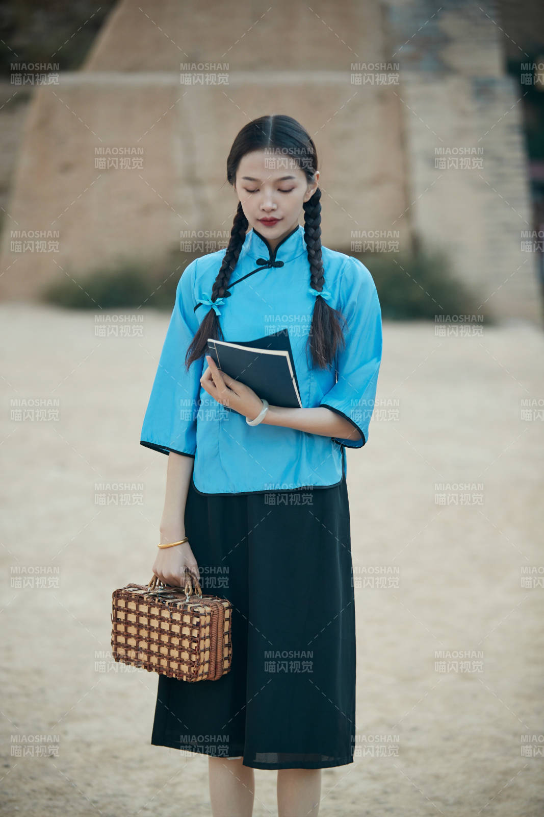 在古城身穿民国学生服饰的女大学生图片