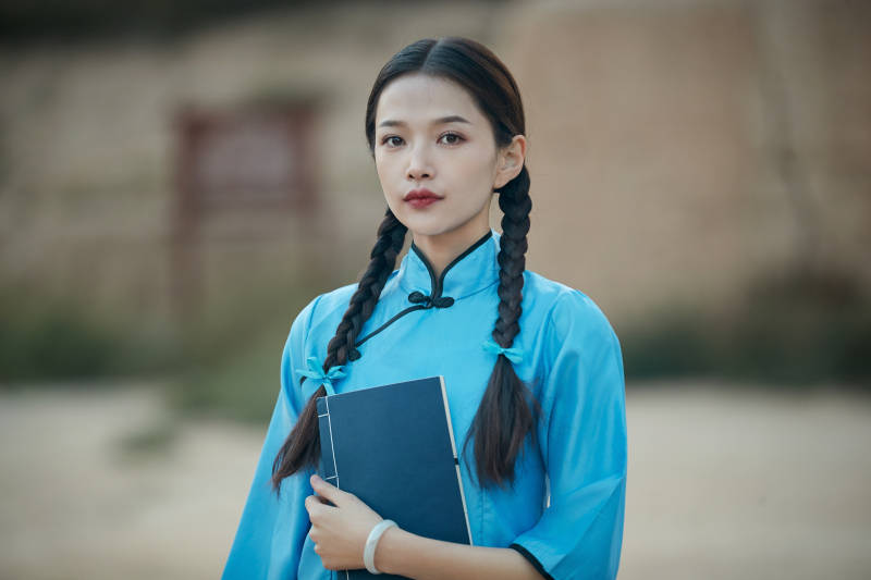 在古城身穿民国学生服饰的女大学生图片