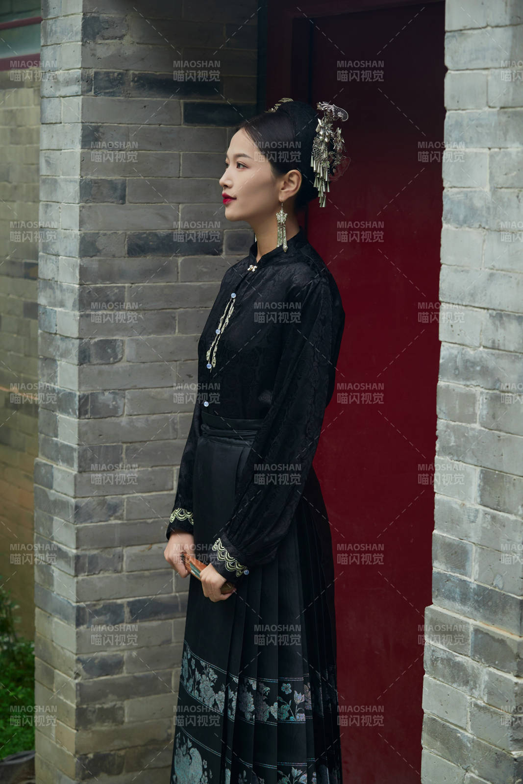 穿着中国汉族服饰马面裙的东方女性图片