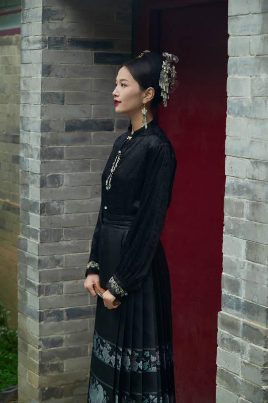 穿着中国汉族服饰马面裙的东方女性图片