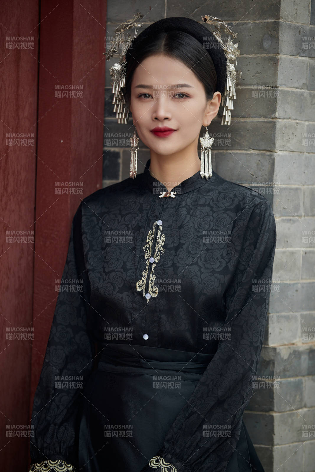 穿着中国汉族服饰马面裙的东方女性图片