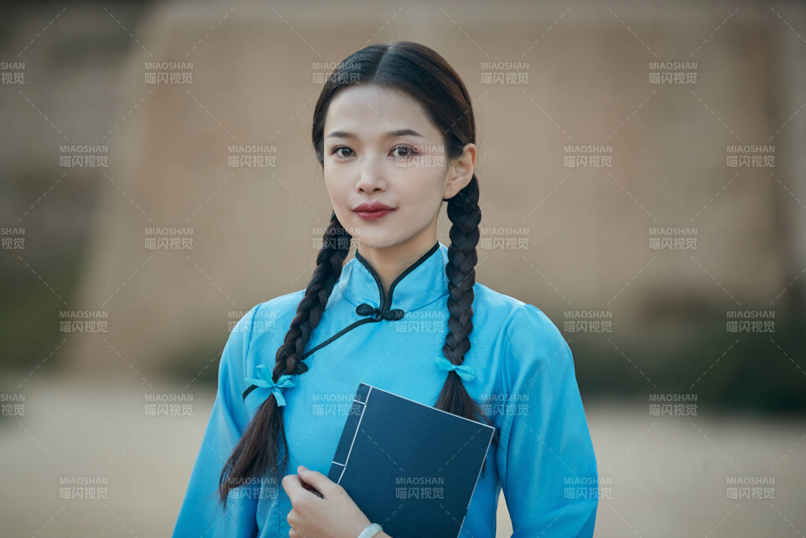 在古城身穿民国学生服饰的女大学生图片