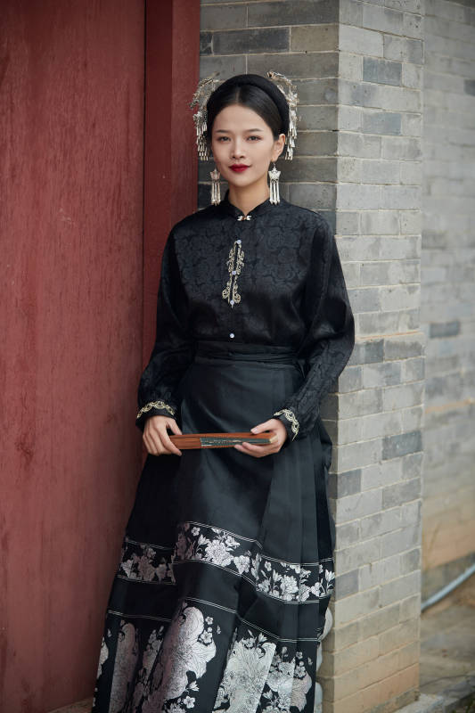 穿着中国汉族服饰马面裙的东方女性图片