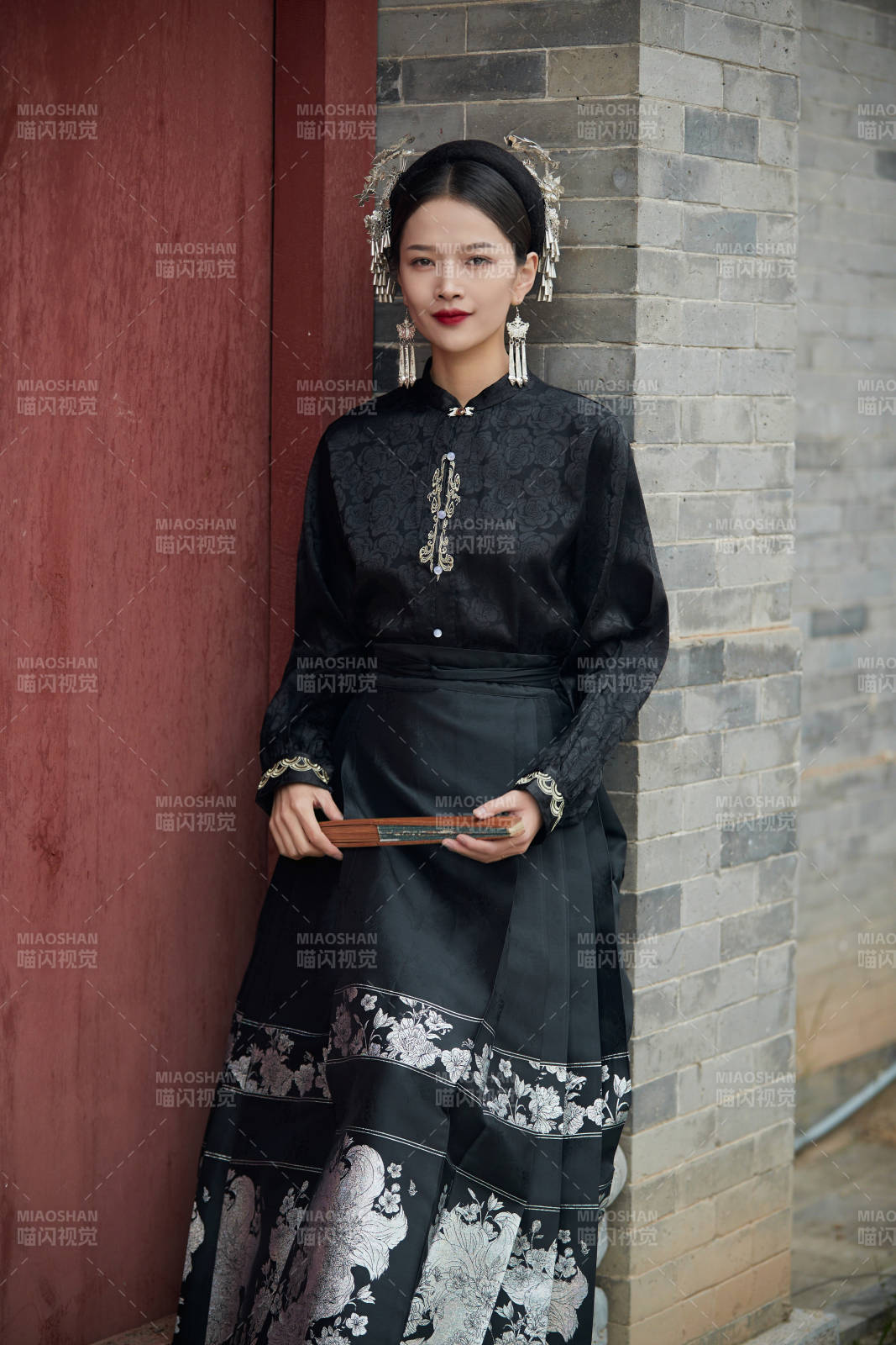 穿着中国汉族服饰马面裙的东方女性图片