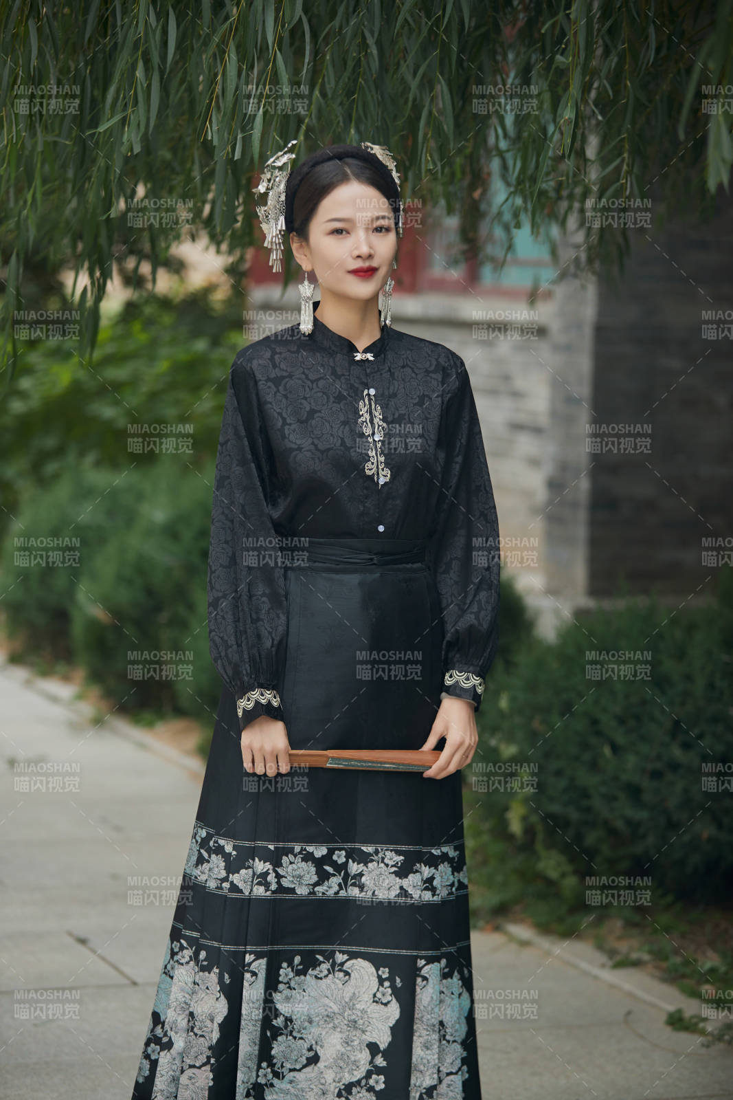 穿着中国汉族服饰马面裙的东方女性图片