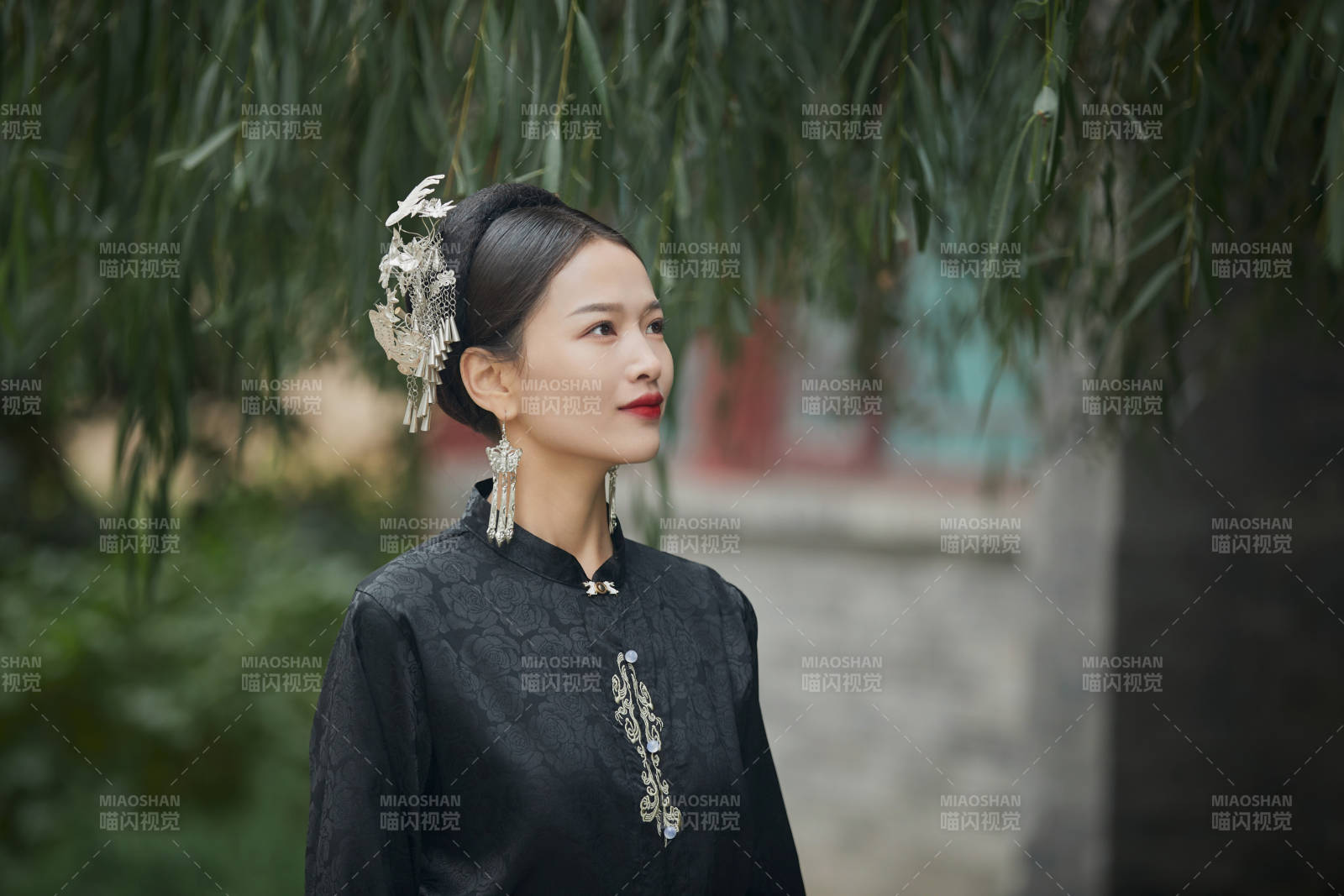 穿着中国汉族服饰马面裙的东方女性图片