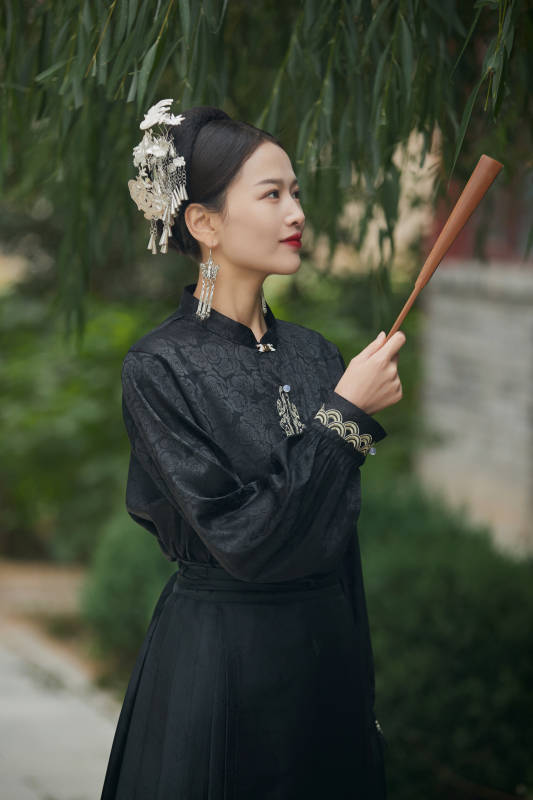 穿着中国汉族服饰马面裙的东方女性图片