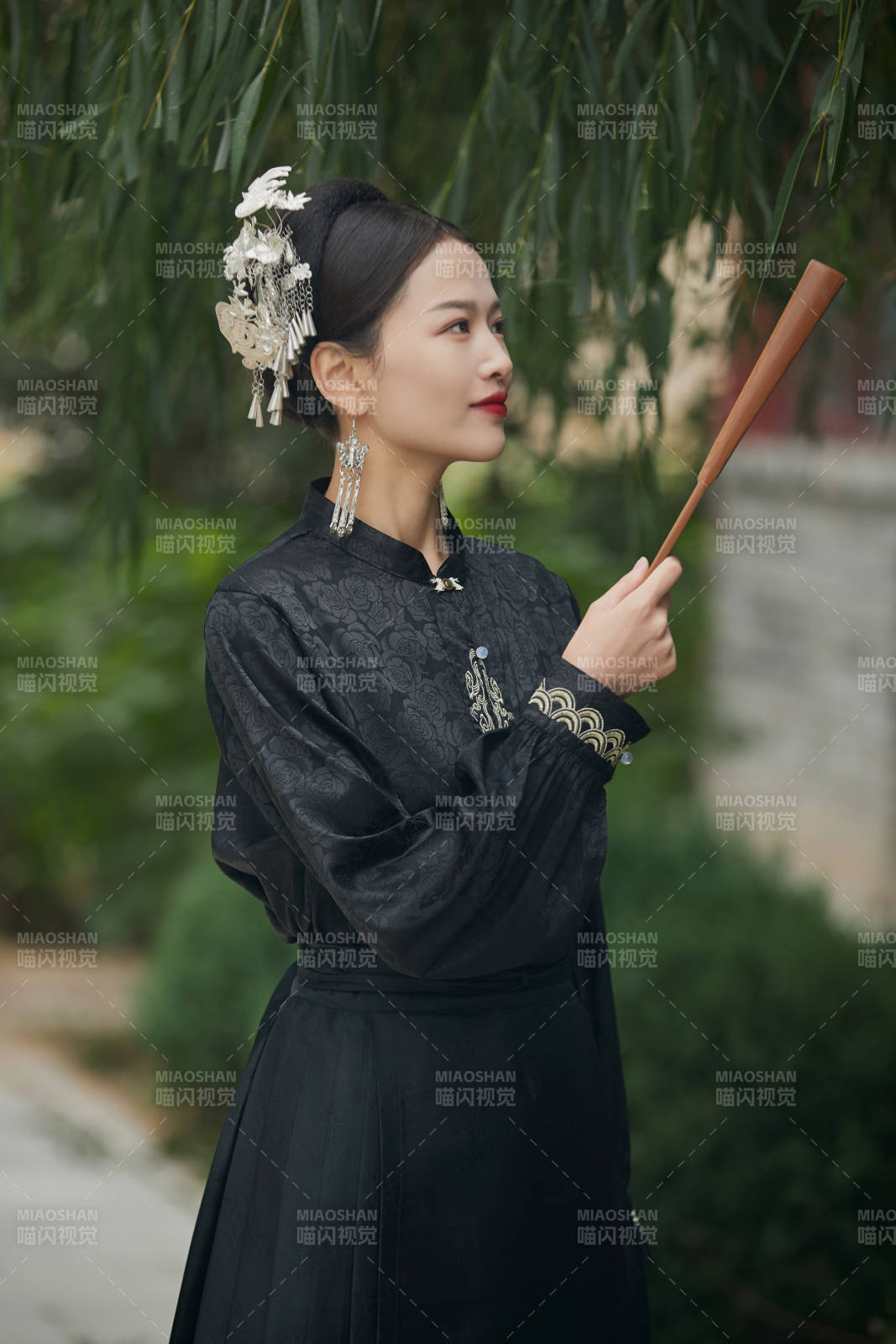 穿着中国汉族服饰马面裙的东方女性图片