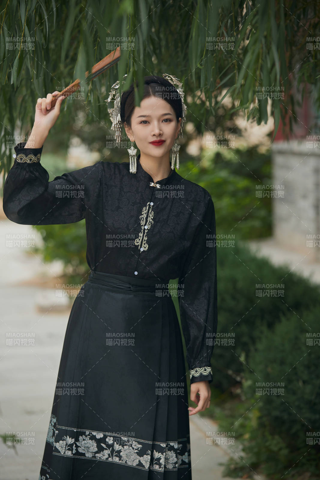 穿着中国汉族服饰马面裙的东方女性图片