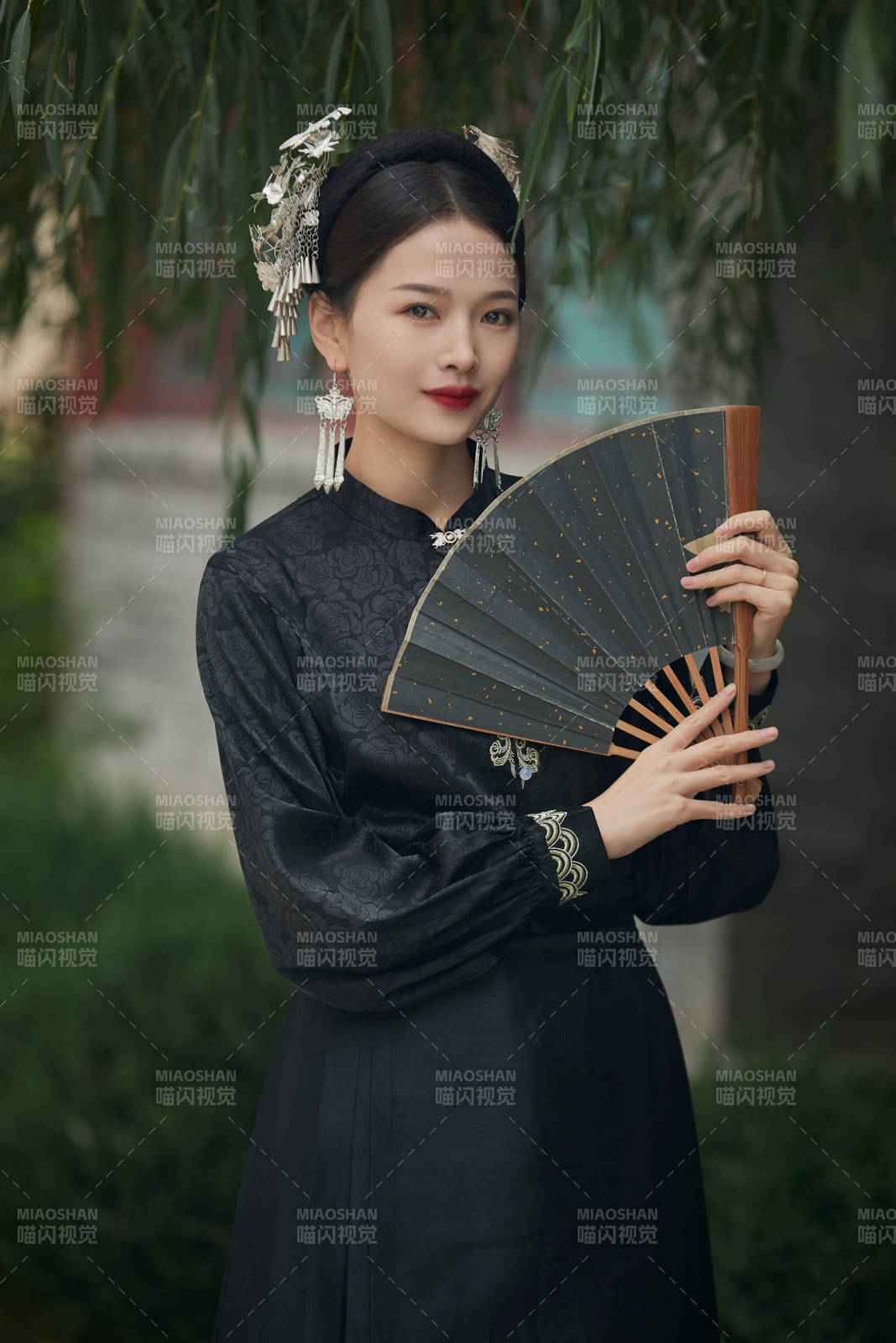 穿着中国汉族服饰马面裙的东方女性图片