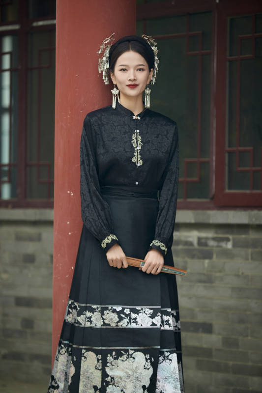 穿着中国汉族服饰马面裙的东方女性图片