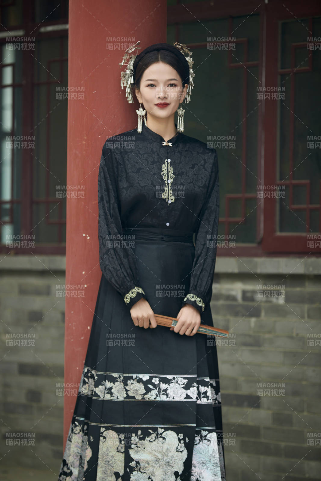 穿着中国汉族服饰马面裙的东方女性图片