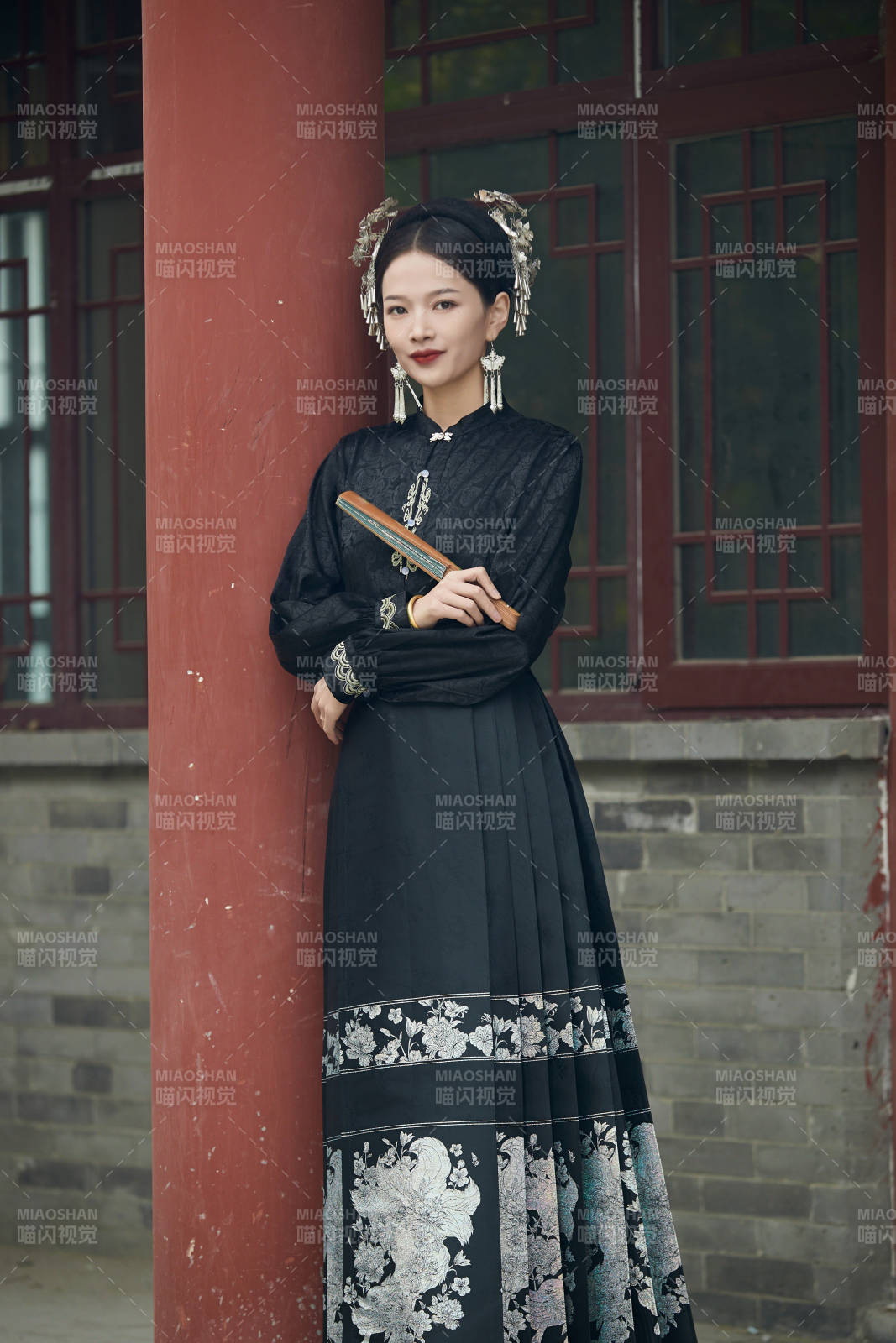 穿着中国汉族服饰马面裙的东方女性图片