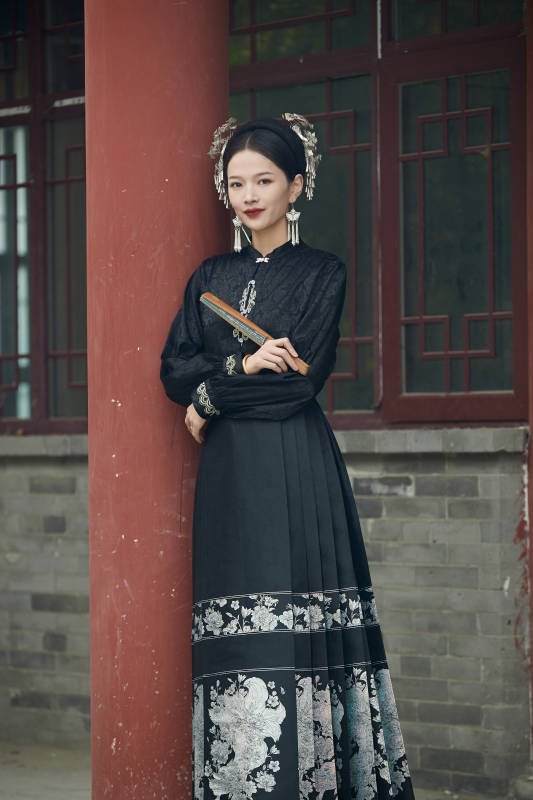 穿着中国汉族服饰马面裙的东方女性图片