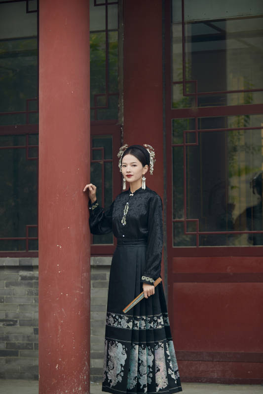 穿着中国汉族服饰马面裙的东方女性图片