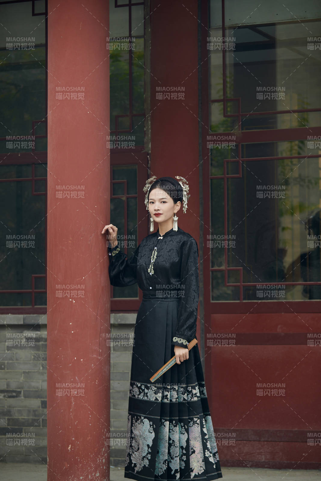 穿着中国汉族服饰马面裙的东方女性图片