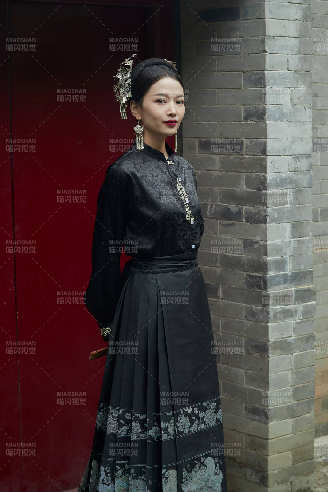 穿着中国汉族服饰马面裙的东方女性图片