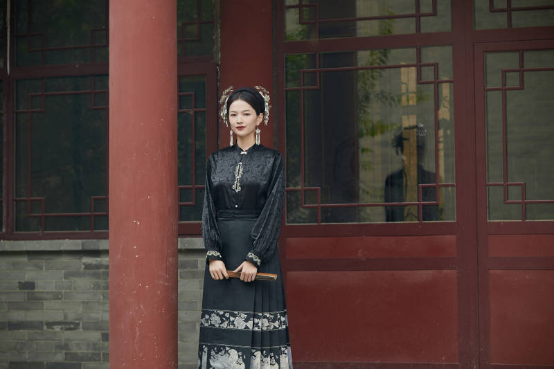 穿着中国汉族服饰马面裙的东方女性图片