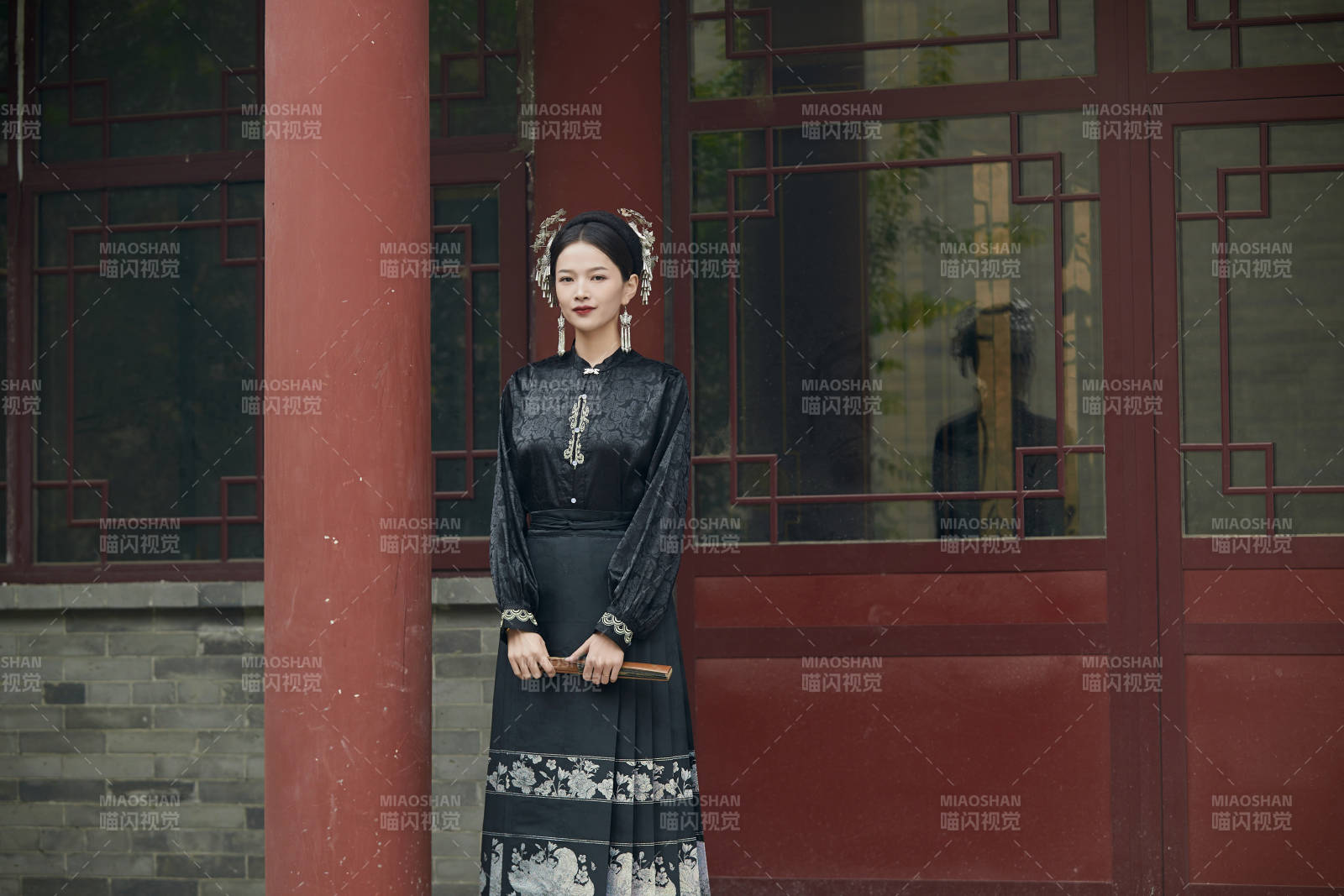 穿着中国汉族服饰马面裙的东方女性图片