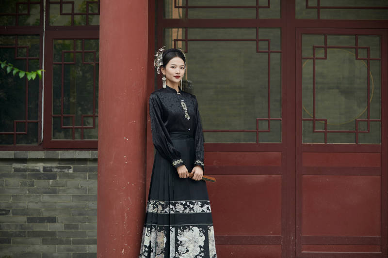 穿着中国汉族服饰马面裙的东方女性图片