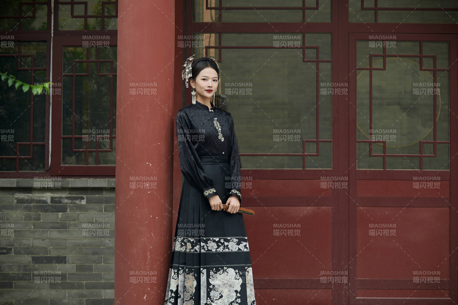 穿着中国汉族服饰马面裙的东方女性图片