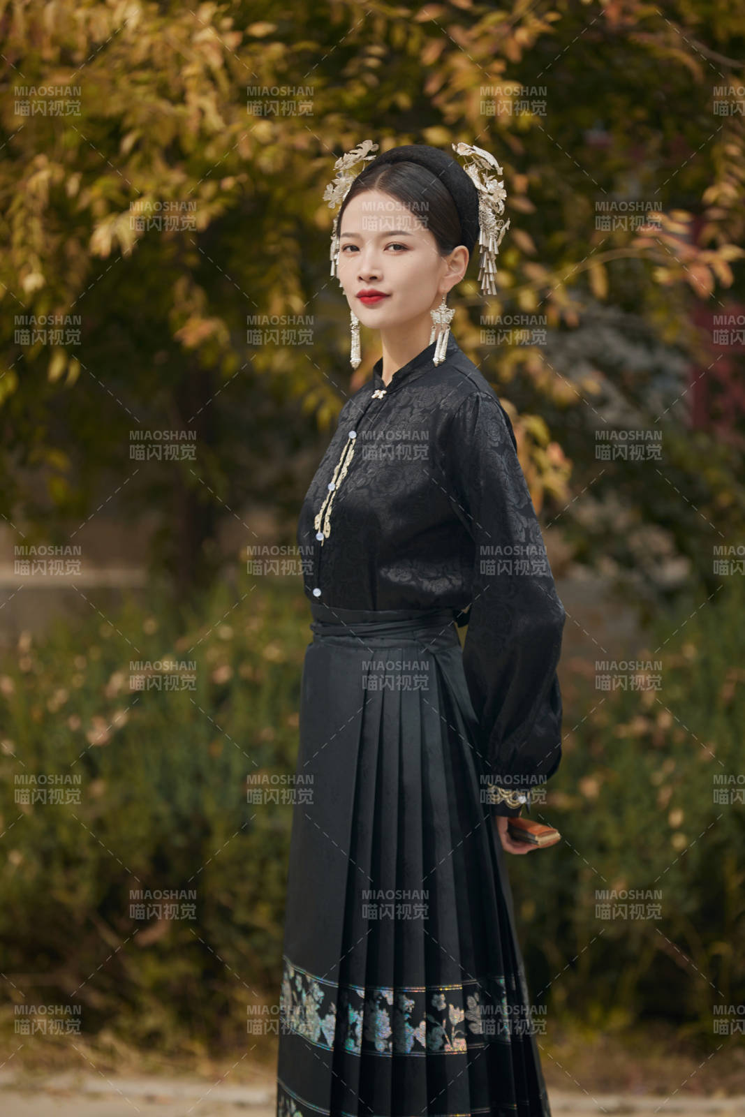 穿着中国汉族服饰马面裙的东方女性图片