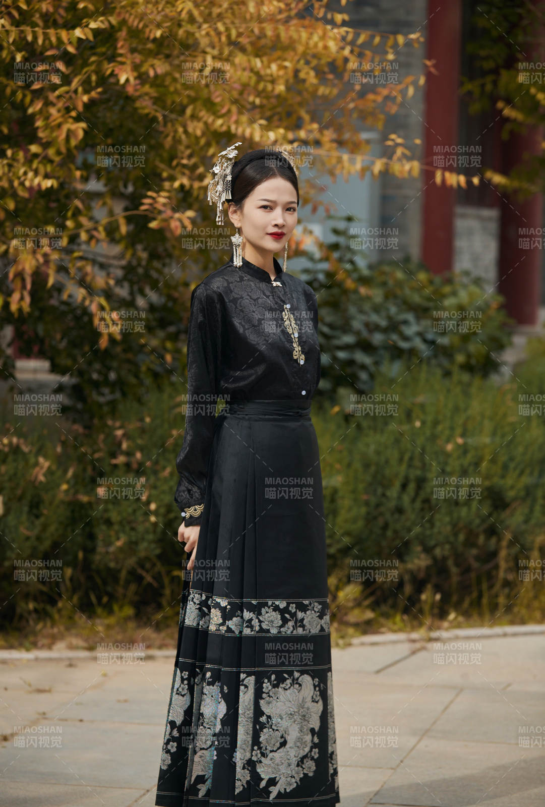 穿着中国汉族服饰马面裙的东方女性图片