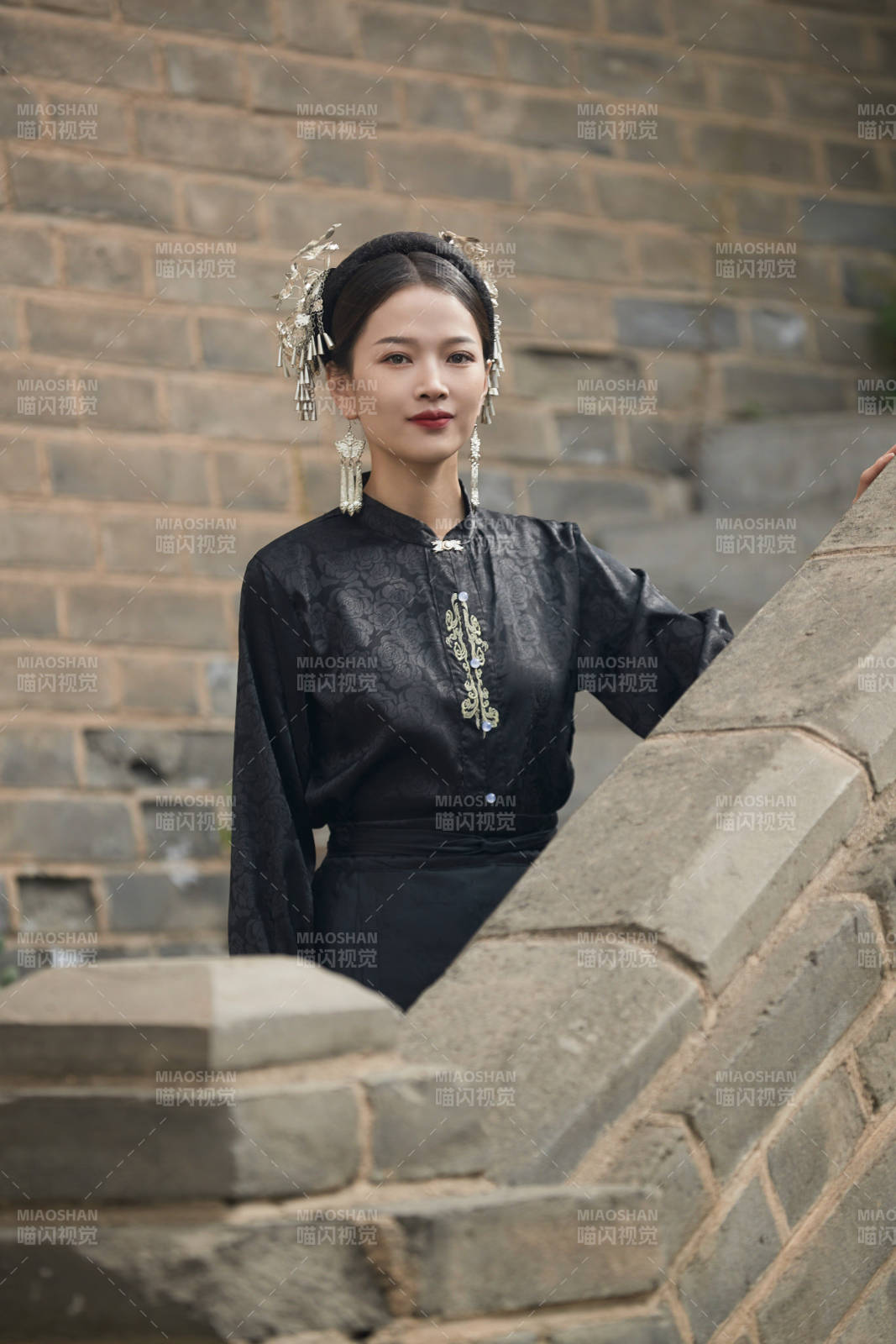 穿着中国汉族服饰马面裙的东方女性图片