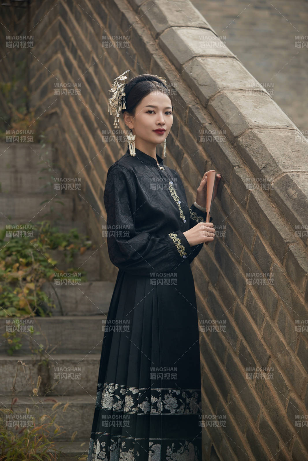 穿着中国汉族服饰马面裙的东方女性图片