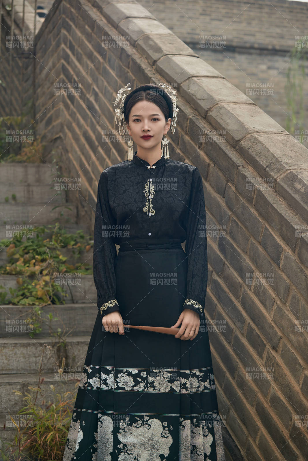 穿着中国汉族服饰马面裙的东方女性图片