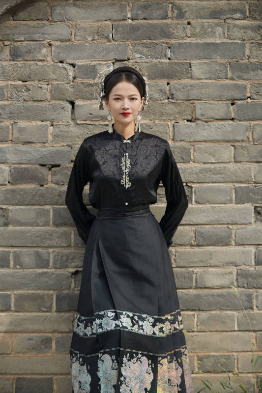 穿着中国汉族服饰马面裙的东方女性图片