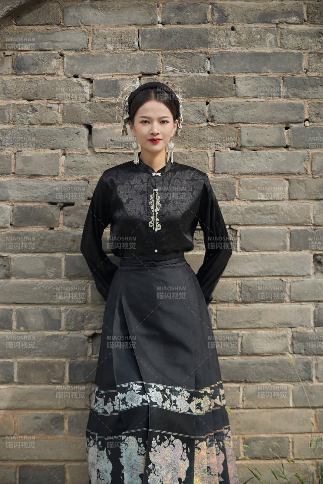 穿着中国汉族服饰马面裙的东方女性图片