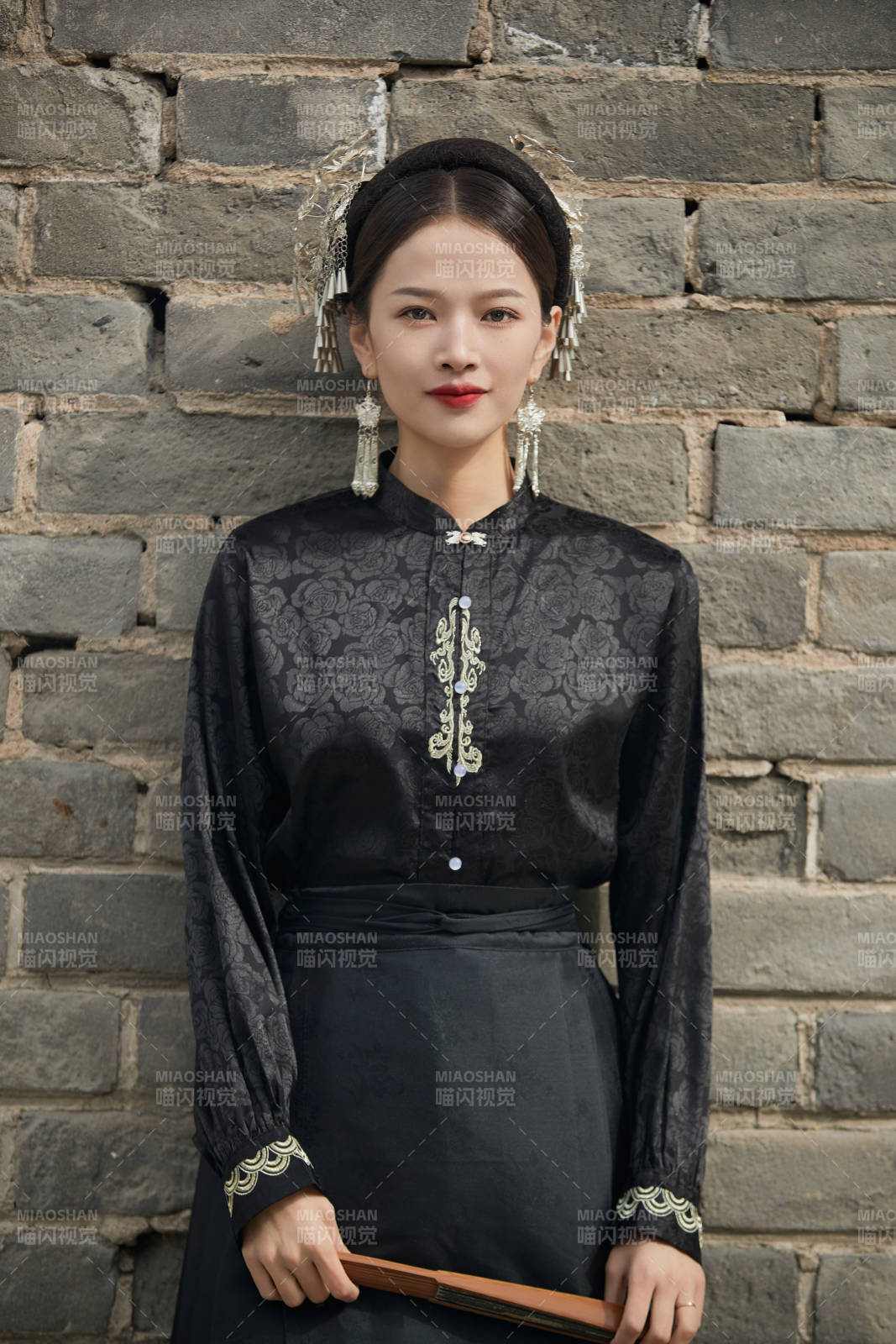 穿着中国汉族服饰马面裙的东方女性图片