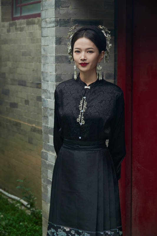 穿着中国汉族服饰马面裙的东方女性图片