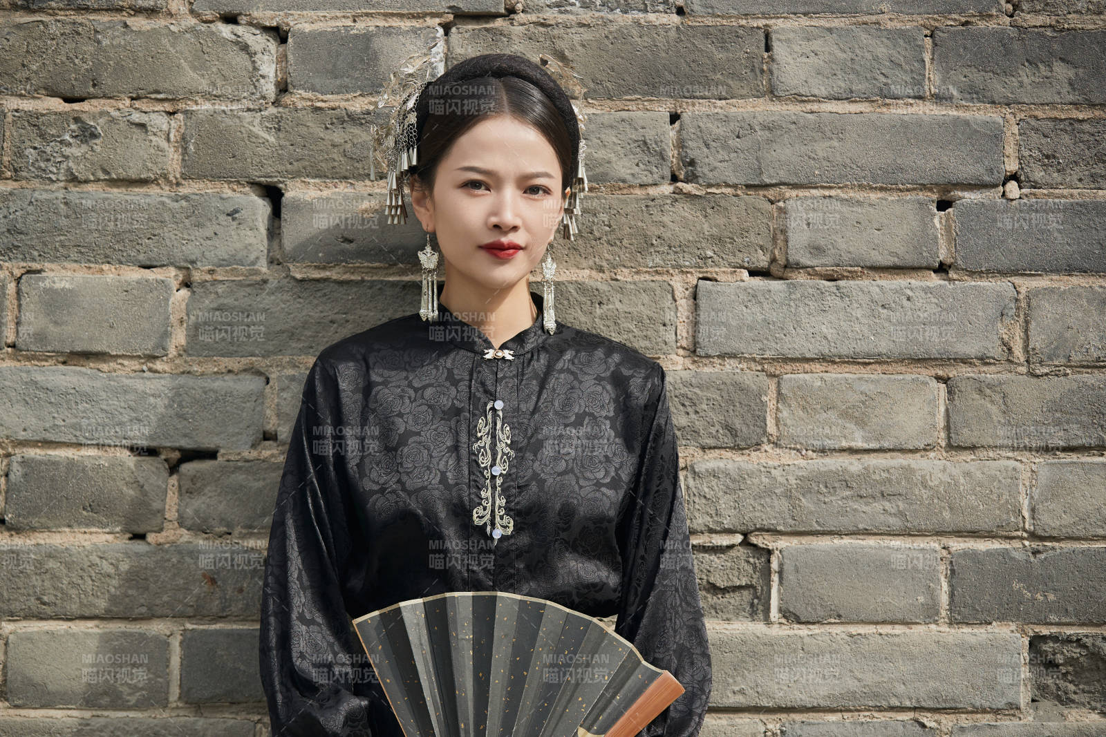 穿着中国汉族服饰马面裙的东方女性图片