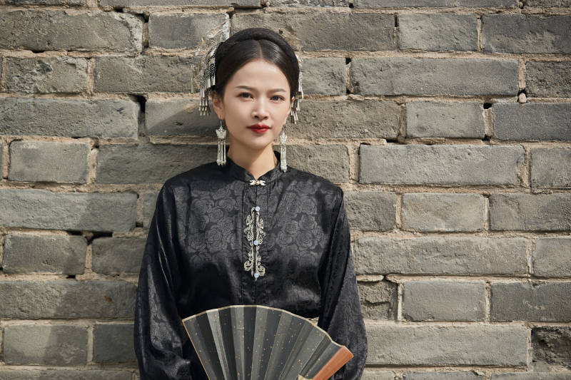 穿着中国汉族服饰马面裙的东方女性图片