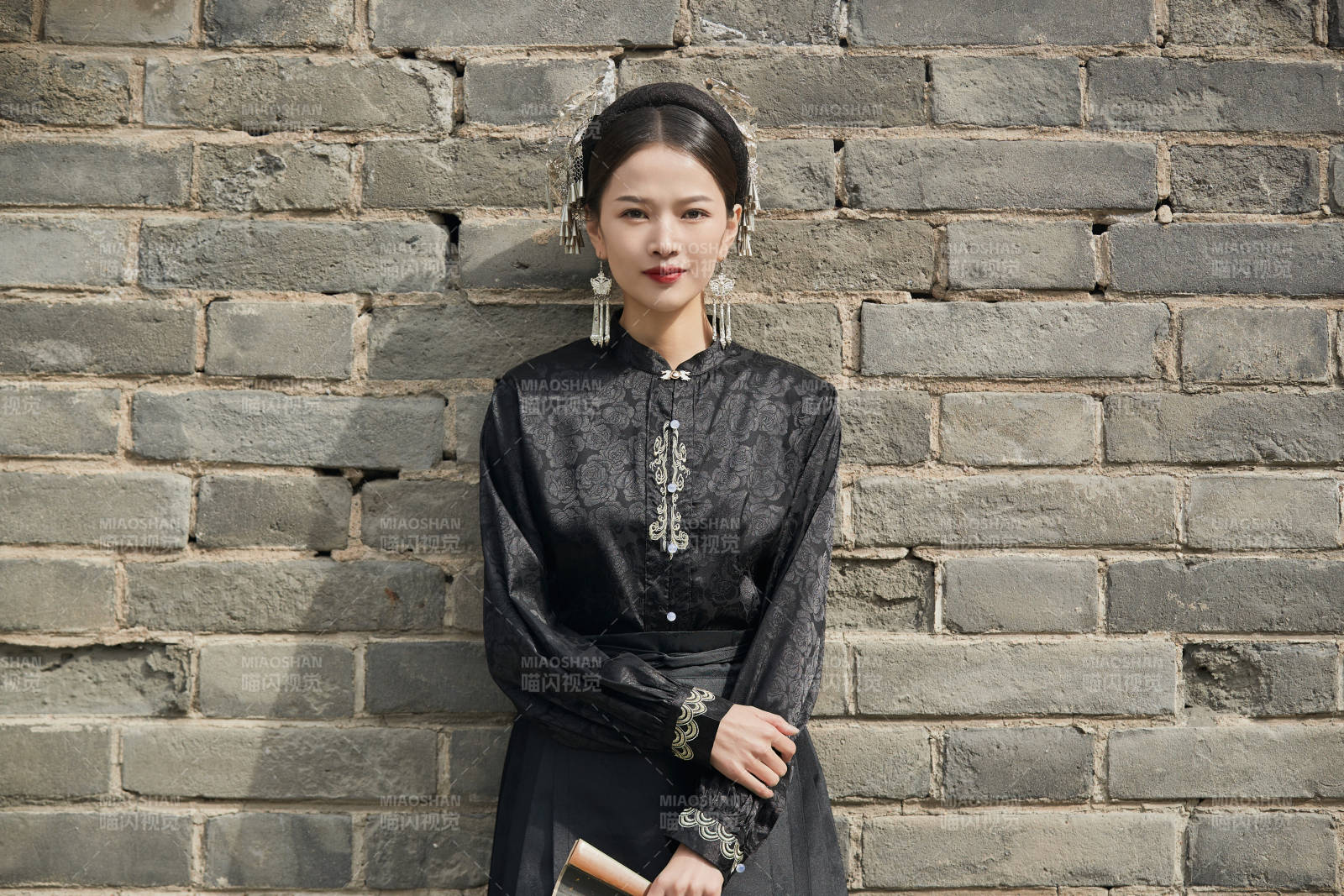 穿着中国汉族服饰马面裙的东方女性图片