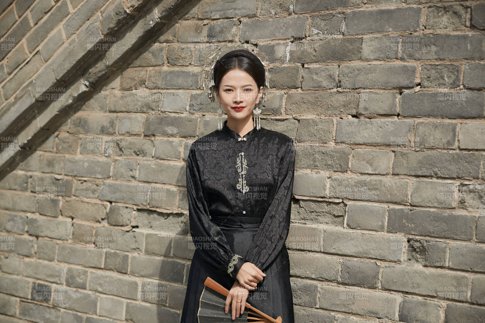 穿着中国汉族服饰马面裙的东方女性图片