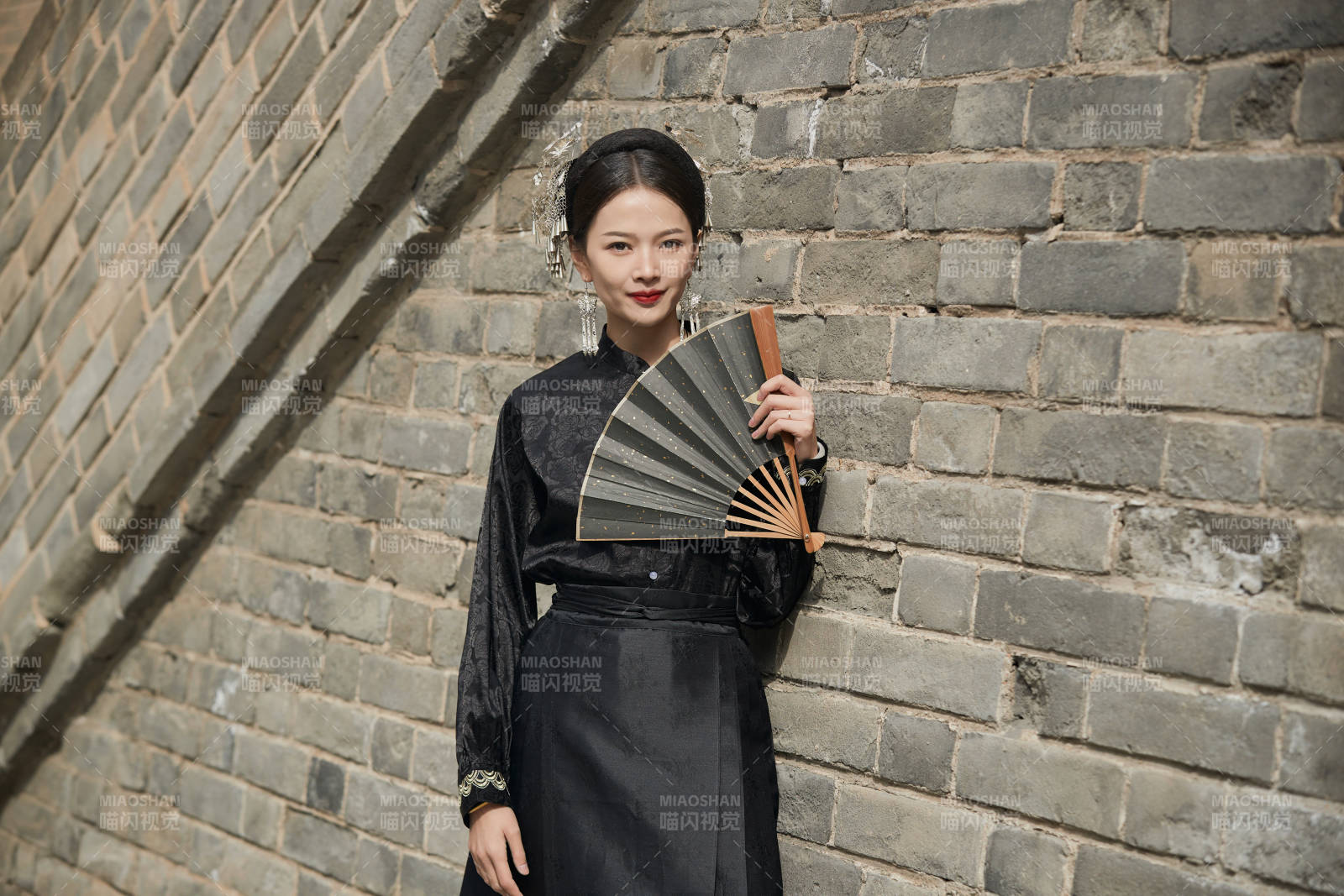 穿着中国汉族服饰马面裙的东方女性图片