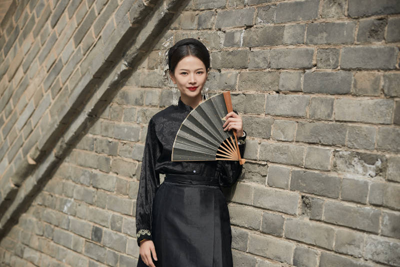 穿着中国汉族服饰马面裙的东方女性图片