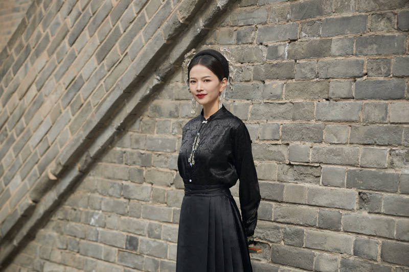 穿着中国汉族服饰马面裙的东方女性图片