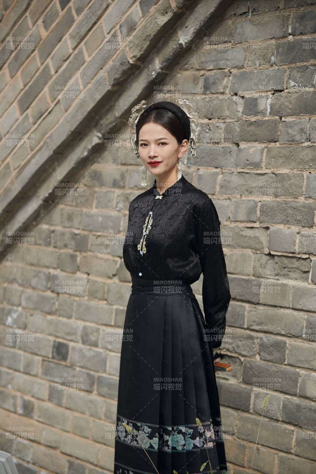 穿着中国汉族服饰马面裙的东方女性图片